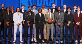 球队核心后卫韧带撕裂，赛季危机下球队重建与转会策略再受考验